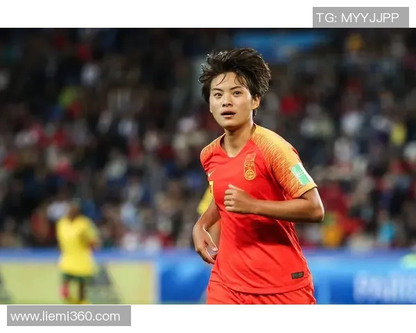 短袖足球明星背后的训练与比赛故事展现职业精神与青春活力